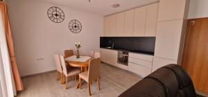 - une petite cuisine avec une table et des chaises dans la chambre dans l'établissement Apartments Stengl, à Rab