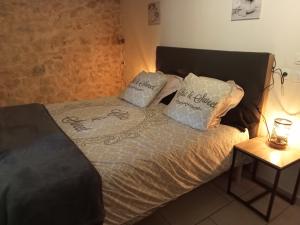 ein Schlafzimmer mit einem Bett mit zwei Kissen darauf in der Unterkunft La Dame Blanche in Saint-Maurice-dʼIbie + 52 Fotos