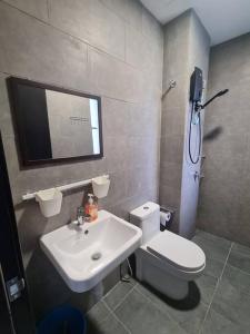 uma casa de banho com um WC branco e um lavatório. em Contemporary 2R2B Studio 10 minutes from KLCC em Kuala Lumpur