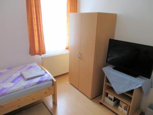 En tv och/eller ett underhållningssystem på Charmantes Apartment in Mittelfeld