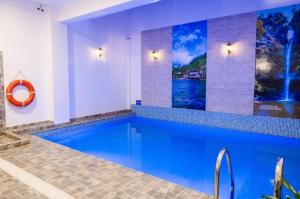 una piscina con agua azul en una habitación en HOTEL SAN JUAN, Tarapoto, en Tarapoto