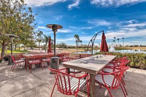 un patio con mesas, sillas y una fuente. en Sun Lakes Vacation Rental BBQ Grill and Pool Access, en Sun Lakes