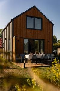 ein Haus mit einem Tisch davor in der Unterkunft Domek Zielony Zakątek in Słajszewo