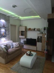 uma sala de estar com um sofá e uma mesa em Apartment em Veles