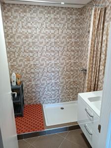 a bathroom with a shower and a sink at Résidence calme avec piscine Plage à 5min in Mohammedia +12 photos