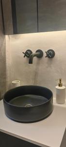ein Waschbecken im Bad mit einem schwarzen Waschbecken in der Unterkunft Serena in Piatra Neamţ