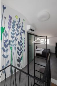 een kamer met een muurschildering van bloemen op de muur bij B&B Miracolo di Mare Trend in Piran