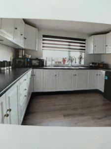 Ett kök eller pentry på Spacious 2 bed apartment in central Mablethorpe