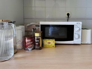 un microondas en la parte superior de una barra de cocina en Cozy room near Metro en Lisboa