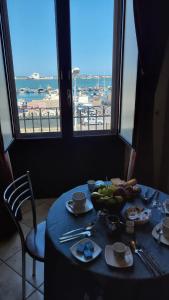 une table avec de la nourriture dessus avec vue sur un aéroport dans l'établissement Sicily Coast, à Catane
