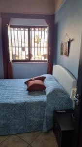 une chambre avec un lit avec des oreillers et une fenêtre dans l'établissement Sicily Coast, à Catane 9 autres photos