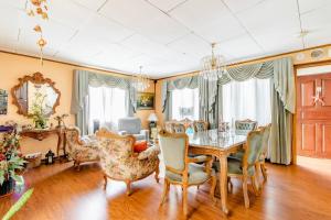 a dining room with a table and chairs at Vilma Friendly Guesthouse - RA in San José