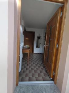 un pasillo con una puerta que conduce a un baño en Casa Vauterin VDA CIR 0019- 0021-0022-0026-, en La Thuile