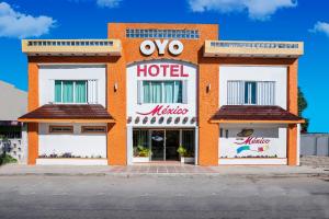 切圖馬爾的住宿－OYO Hotel Mexico，一座拥有橙色和白色建筑的酒店