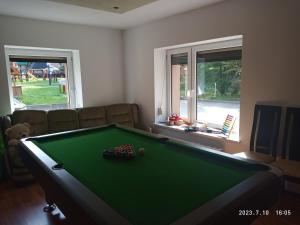 ein Wohnzimmer mit einem Billardtisch in einem Zimmer in der Unterkunft Lusia in Wisła