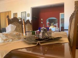 stół z tacą z zestawem do parzenia herbaty w obiekcie the colombiana villa w mieście Souira Guedima