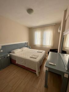 Postel nebo postele na pokoji v ubytování Cicek Apart Hotel