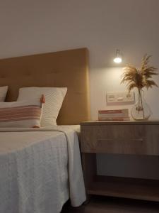 een slaapkamer met een bed en een plant op een nachtkastje bij Apartamento Costa del Sol in Almuñécar
