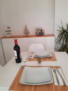 een tafel met een bord en een fles wijn bij Apartamento Costa del Sol in Almuñécar