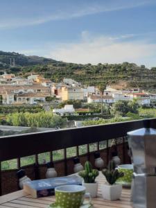 een balkon met een tafel en uitzicht op de stad bij Apartamento Costa del Sol in Almuñécar