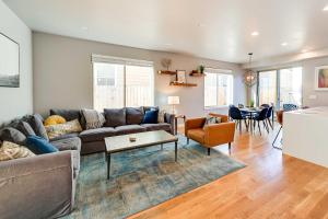 ein Wohnzimmer mit einem Sofa und einem Tisch in der Unterkunft Luxury Denver Area Townhome with Rooftop Deck! in Englewood