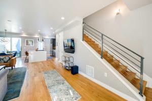 ein Wohnzimmer mit einer Treppe in einem Haus in der Unterkunft Luxury Denver Area Townhome with Rooftop Deck! in Englewood