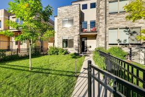 einen Gehweg vor einem Haus mit Garten in der Unterkunft Luxury Denver Area Townhome with Rooftop Deck! in Englewood