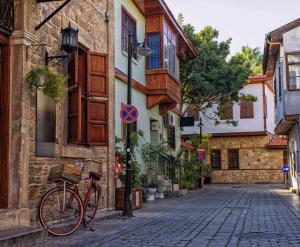 una bicicleta estacionada al lado de una calle en Hotel Lunay, en Antalya