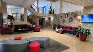 Ein Sitzbereich in der Unterkunft Ramada Plaza by Wyndham Nags Head Oceanfront