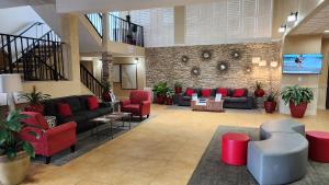 Ein Sitzbereich in der Unterkunft Ramada Plaza by Wyndham Nags Head Oceanfront