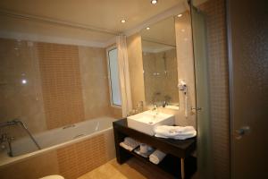 Ett badrum på Sun Palace Hotel Resort & Spa