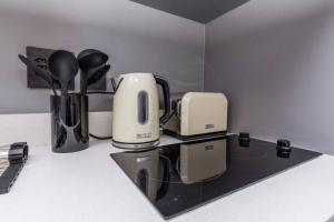 ケープタウンにあるStylish Studio Apartmentのキッチン(コーヒーメーカー、電化製品付) +5枚の写真