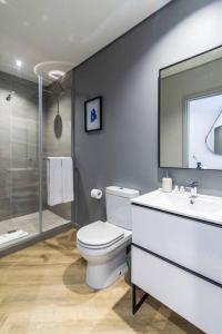 ケープタウンにあるStylish Studio Apartmentのトイレ、洗面台、シャワー付きのバスルーム