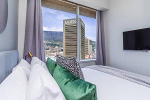 ケープタウンにあるStylish Studio Apartmentの街の景色が見える大きな窓のある寝室