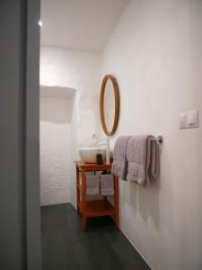 y baño con lavabo y espejo. en Casa 3 Guesthouse and Artist Residence, en Polopos