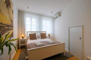 a bedroom with a bed and a large window at Impar Studios in Porto