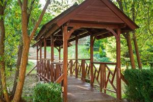 ein hölzerner Pavillon mit einer Holzbrücke in einem Garten in der Unterkunft Lusia in Wisła
