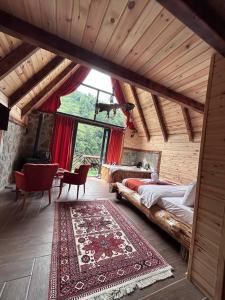 ein Schlafzimmer mit einem Bett und einem großen Fenster in der Unterkunft Sisorti süit bungalov in Rize