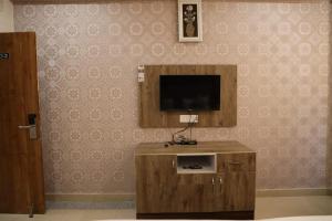 uma sala de estar com uma televisão na parede em THE JAMAWAR em Srinagar
