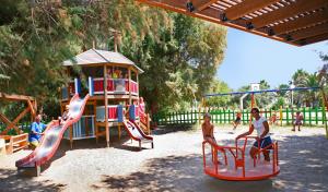 un grupo de niños jugando en un parque infantil en Sun Palace Hotel Resort & Spa, en Cos