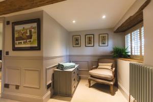 a corner of a room with a chair and a desk at Cotswold Cottage- Central Witney in Witney