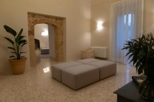 a living room with a couch and a mirror at Palazzo Pati in Tiggiano