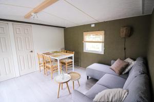 ein Wohnzimmer mit einem Sofa und einem Tisch in der Unterkunft Het Hoefje in Sint-Annaland