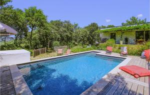 una piscina con sedie e una casa di Stunning Home In Montbrison Sur Lez With Kitchen a Montbrison-sur-Lez