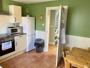 Η κουζίνα ή μικρή κουζίνα στο Fairhill Cottage Perfect location with garden in central Ballycastle