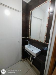 y baño con lavabo y espejo. en Finca y temporarios la BENDECIDA en Santiago del Estero