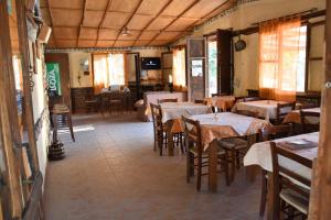 DrapiaにあるAgriturismo Casa del Contadinoのテーブルと椅子が備わるレストラン