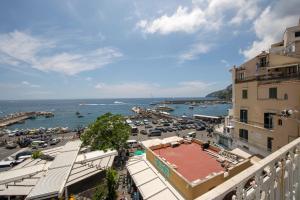 een uitzicht op een stad met boten in het water bij Love and Passion Amalfi in Amalfi