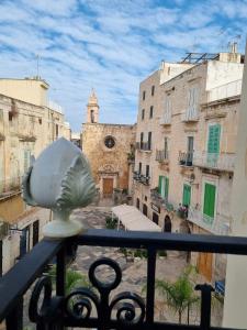 una vista de una ciudad desde un balcón en Dimora San Michele, en Giovinazzo