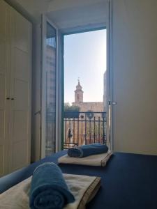 ジョヴィナッツォにあるDimora San Micheleのベッド2台と大きな窓が備わる客室です。